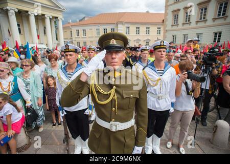 (200801) -- PECHINO, 1 agosto 2020 (Xinhua) -- le guardie d'onore partecipano alla celebrazione della Giornata della condizione a Vilnius, Lituania, 6 luglio 2020. (Foto di Alfredas Pliadis/Xinhua) Foto Stock