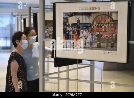 Pechino, Cina. 1 agosto 2020. I visitatori possono visitare una mostra dal titolo '100 Photographers Focus on COVID-19', che mostra 80 immagini scattate dai migliori fotografi cinesi durante la pandemia COVID-19, al China World Mall di Pechino, capitale della Cina, 1 agosto 2020. Credit: LU Peng/Xinhua/Alamy Live News Foto Stock