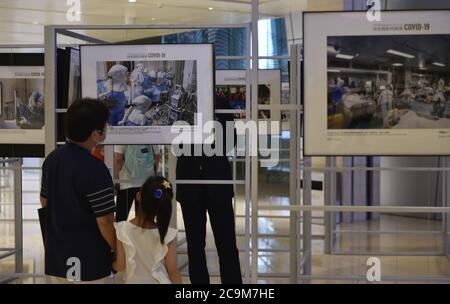 Pechino, Cina. 1 agosto 2020. I visitatori possono visitare una mostra dal titolo '100 Photographers Focus on COVID-19', che mostra 80 immagini scattate dai migliori fotografi cinesi durante la pandemia COVID-19, al China World Mall di Pechino, capitale della Cina, 1 agosto 2020. Credit: LU Peng/Xinhua/Alamy Live News Foto Stock