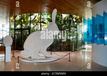 Vantaa, Finlandia - 9 luglio 2020: Easterbunny fatto di uova di pollo nel Fazer Experience Visitor Centre. Foto Stock