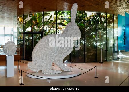 Vantaa, Finlandia - 9 luglio 2020: Easterbunny fatto di uova di pollo nel Fazer Experience Visitor Centre. Foto Stock