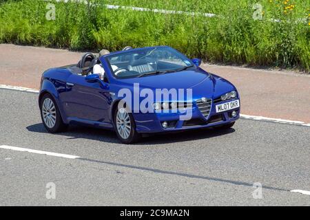 2007 Alfa Romeo Spider JTS; veicoli veicolari per il traffico, automobili che guidano veicoli su strade del Regno Unito, motori, convertibili, capote, tetto aperto, roadster, cabriolet, auto con tetto apribile che viaggiano sulla rete autostradale M6. Foto Stock