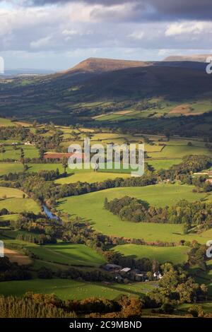 Vista da Tor y Foel guardando a Llangors e Mynydd Llangorse montagna, Llangynidr, Brecon Beacons National Park, Powys, Galles, Regno Unito, Europa Foto Stock