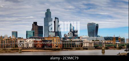 La City of London Skyline è vista da Southbank, Londra, Regno Unito Foto Stock