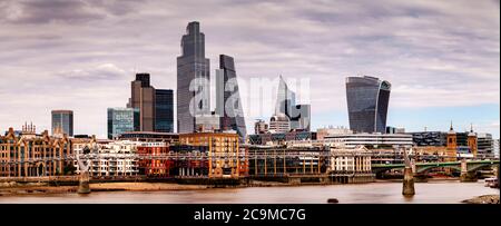 La City of London Skyline è vista da Southbank, Londra, Regno Unito Foto Stock