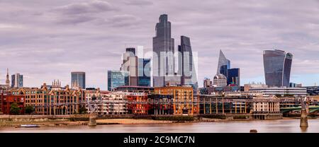 La City of London Skyline è vista da Southbank, Londra, Regno Unito Foto Stock