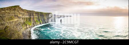 Scogliere di Moher Panorama in Irlanda Mare, Oceano, Costa, Atlantico, roccia, Paesaggio, natura Foto Stock