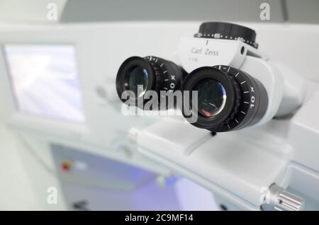 basra/iraq - 07/25/2020: foto del microscopio della macchina lasik Foto Stock