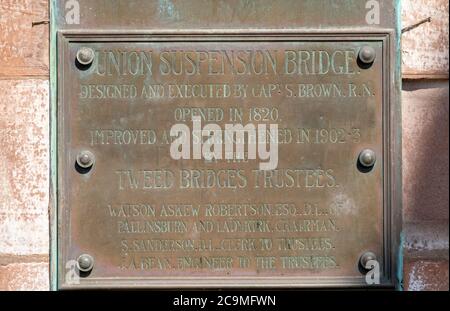 Placca di ottone sul ponte sospeso Union a Horncliffe, Northumberland, Inghilterra. Foto Stock