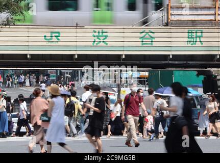 Tokyo, Giappone. 1 agosto 2020. Le persone che indossano maschere facciali attraversano una strada nel quartiere della moda Shibuya di Tokyo sabato 1 agosto 2020, quando la stagione delle piogge era finita nell'area metropolitana di Tokyo. Il 1° agosto a Tokyo sono state infettate 472 persone con il nuovo coronavirus. Credit: Yoshio Tsunoda/AFLO/Alamy Live News Foto Stock