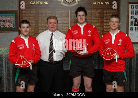 Un giovane Leigh Halfpenny e Dan Biggar al loro club di rugby di casa, Gorseinon RFC dopo che sono stati presentati con il loro Galles U16 caps insieme al collega di cub Jamie Richards il 25 aprile 2005. Foto Stock