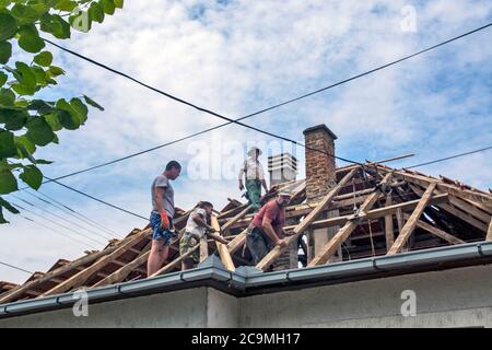 Zrenjanin, Serbia, 22 luglio 2020. Un gruppo di maestri sta lavorando sul tetto di una casa privata per sostituire una vecchia piastrella. Usano una bella giornata e stabile Foto Stock