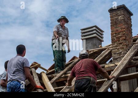 Zrenjanin, Serbia, 22 luglio 2020. Un gruppo di maestri sta lavorando sul tetto di una casa privata per sostituire una vecchia piastrella. Usano una bella giornata e stabile Foto Stock