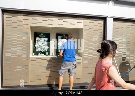 Personale addetto alla pulizia che prepara la Plaza del Duque per la riapertura dopo la chiusura della covid 19, Costa Adeje, Tenerife, Isole Canarie, Spagna Foto Stock