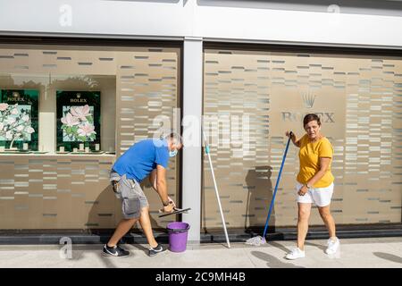 Personale addetto alla pulizia che prepara la Plaza del Duque per la riapertura dopo la chiusura della covid 19, Costa Adeje, Tenerife, Isole Canarie, Spagna Foto Stock