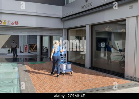 Personale addetto alla pulizia che prepara la Plaza del Duque per la riapertura dopo la chiusura della covid 19, Costa Adeje, Tenerife, Isole Canarie, Spagna Foto Stock