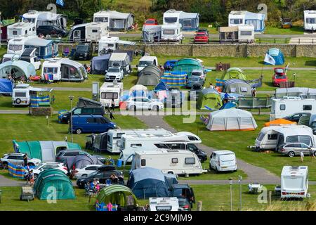 Burton Bradstock, Dorset, Regno Unito. 1 agosto 2020. Regno Unito Meteo. Il campeggio a Freshwater Holiday Park è occupato con i vacanzieri campeggio in tende, roulotte e camper a Burton Bradstock in Dorset in una giornata di calde incantesimi di sole. Picture Credit: Graham Hunt/Alamy Live News Foto Stock