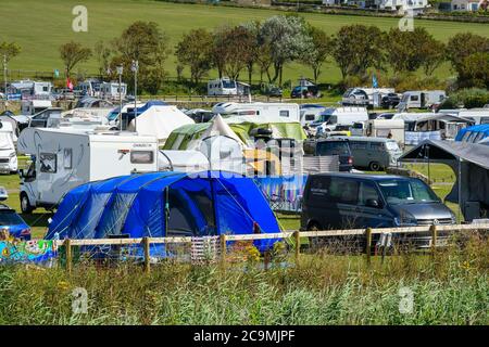 Burton Bradstock, Dorset, Regno Unito. 1 agosto 2020. Regno Unito Meteo. Il campeggio a Freshwater Holiday Park è occupato con i vacanzieri campeggio in tende, roulotte e camper a Burton Bradstock in Dorset in una giornata di calde incantesimi di sole. Picture Credit: Graham Hunt/Alamy Live News Foto Stock