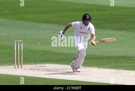 Hove, Regno Unito. 01 agosto 2020. Sussex's Phil Salt prende un singolo veloce durante il giorno uno del Bob Willis Trophy tra Sussex e Hampshire al 1 ° Central County Ground. Credit: James Boardman/Alamy Live News Foto Stock