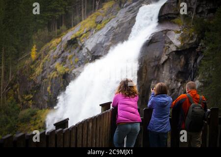 Krimmler Wasserfalle - bellissimo paesaggio montano. La gente scatta foto della cascata. Austria Foto Stock