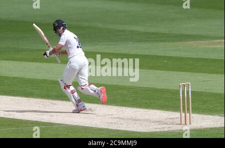 Hove, Regno Unito. 01 agosto 2020. Sussex's Phil Salt corre tra il wicket durante il giorno uno del Bob Willis Trophy tra Sussex e Hampshire al 1 ° terreno della contea centrale. Credit: James Boardman/Alamy Live News Foto Stock