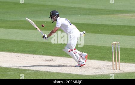 Hove, Regno Unito. 01 agosto 2020. Il sale di Phil di Sussex gioca un colpo non ortodosso durante il giorno uno del Trofeo Bob Willis tra Sussex e Hampshire al primo terreno della contea centrale. Credit: James Boardman/Alamy Live News Foto Stock