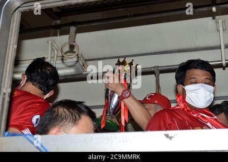 Bangkok, Thailandia. 01 agosto 2020. Liverpool Football Club Samut Sakhon tifosi della provincia Mock Premier League Championship Parade prendere un treno tailandese dalla stazione di Maha Chai a Samut Sakhon viaggio di ritorno a Wongwian Yai Station, Bangkok per celebrare felicemente il campionato 2019-2020 Premier League. (Foto di Teera Noisakran/Pacific Press) Credit: Pacific Press Media Production Corp./Alamy Live News Foto Stock