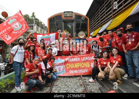 Bangkok, Thailandia. 01 agosto 2020. Liverpool Football Club Samut Sakhon tifosi della provincia Mock Premier League Championship Parade prendere un treno tailandese dalla stazione di Maha Chai a Samut Sakhon viaggio di ritorno a Wongwian Yai Station, Bangkok per celebrare felicemente il campionato 2019-2020 Premier League. (Foto di Teera Noisakran/Pacific Press) Credit: Pacific Press Media Production Corp./Alamy Live News Foto Stock