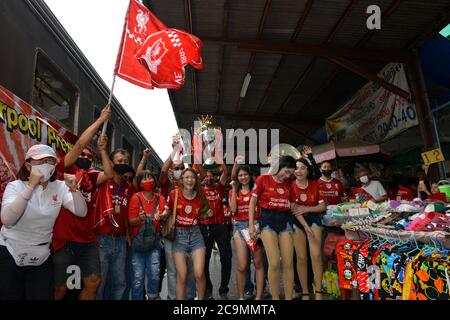 Bangkok, Thailandia. 01 agosto 2020. Liverpool Football Club Samut Sakhon tifosi della provincia Mock Premier League Championship Parade prendere un treno tailandese dalla stazione di Maha Chai a Samut Sakhon viaggio di ritorno a Wongwian Yai Station, Bangkok per celebrare felicemente il campionato 2019-2020 Premier League. (Foto di Teera Noisakran/Pacific Press) Credit: Pacific Press Media Production Corp./Alamy Live News Foto Stock