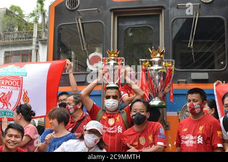 Bangkok, Thailandia. 01 agosto 2020. Liverpool Football Club Samut Sakhon tifosi della provincia Mock Premier League Championship Parade prendere un treno tailandese dalla stazione di Maha Chai a Samut Sakhon viaggio di ritorno a Wongwian Yai Station, Bangkok per celebrare felicemente il campionato 2019-2020 Premier League. (Foto di Teera Noisakran/Pacific Press) Credit: Pacific Press Media Production Corp./Alamy Live News Foto Stock