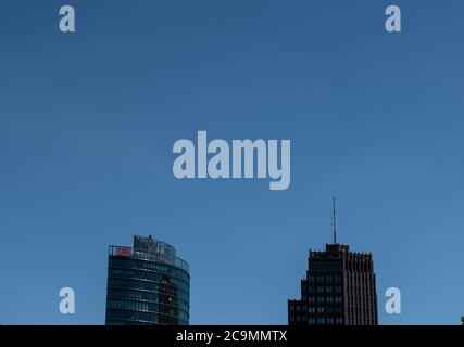 Berlino, Germania. 31 luglio 2020. Il cielo blu si può vedere sopra la torre Bahntower (a sinistra) e l'alto Kollhoff. Credit: Paul Zinken/dpa-zentralbild/dpa/Alamy Live News Foto Stock