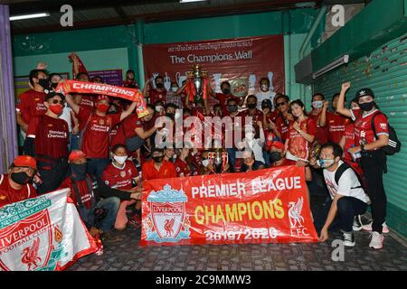 Bangkok, Thailandia. 01 agosto 2020. Liverpool Football Club Samut Sakhon tifosi della provincia Mock Premier League Championship Parade prendere un treno tailandese dalla stazione di Maha Chai a Samut Sakhon viaggio di ritorno a Wongwian Yai Station, Bangkok per celebrare felicemente il campionato 2019-2020 Premier League. (Foto di Teera Noisakran/Pacific Press) Credit: Pacific Press Media Production Corp./Alamy Live News Foto Stock