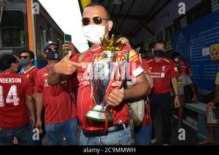 Bangkok, Thailandia. 01 agosto 2020. Liverpool Football Club Samut Sakhon tifosi della provincia Mock Premier League Championship Parade prendere un treno tailandese dalla stazione di Maha Chai a Samut Sakhon viaggio di ritorno a Wongwian Yai Station, Bangkok per celebrare felicemente il campionato 2019-2020 Premier League. (Foto di Teera Noisakran/Pacific Press) Credit: Pacific Press Media Production Corp./Alamy Live News Foto Stock