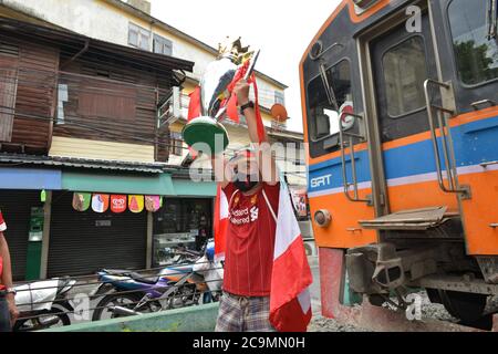 Bangkok, Thailandia. 01 agosto 2020. Liverpool Football Club Samut Sakhon tifosi della provincia Mock Premier League Championship Parade prendere un treno tailandese dalla stazione di Maha Chai a Samut Sakhon viaggio di ritorno a Wongwian Yai Station, Bangkok per celebrare felicemente il campionato 2019-2020 Premier League. (Foto di Teera Noisakran/Pacific Press) Credit: Pacific Press Media Production Corp./Alamy Live News Foto Stock