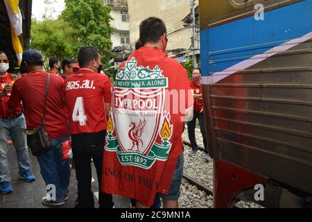 Bangkok, Thailandia. 01 agosto 2020. Liverpool Football Club Samut Sakhon tifosi della provincia Mock Premier League Championship Parade prendere un treno tailandese dalla stazione di Maha Chai a Samut Sakhon viaggio di ritorno a Wongwian Yai Station, Bangkok per celebrare felicemente il campionato 2019-2020 Premier League. (Foto di Teera Noisakran/Pacific Press) Credit: Pacific Press Media Production Corp./Alamy Live News Foto Stock