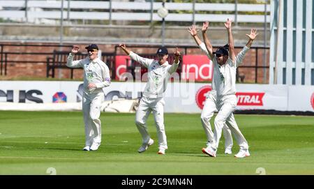 Brighton UK 1 agosto 2020 - i fielders dell'Hampshire festeggiano mentre Keith Barker cattura Tom Haines del Sussex del wicket durante il giorno uno della partita di cricket tra Sussex e Hampshire nel Bob Willis Trophy che si svolge a porte chiuse senza tifosi che partecipano al 1 ° terreno della contea centrale In Hove : Credit Simon Dack / Alamy Live News Foto Stock