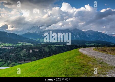 Vista sulla montagna di Dachstein e sulla valle estiva da Rohrmoos-Untertal, Austria. Rohrmoos-Untertal è un quartiere rurale noto come stazione di sport invernali. Foto Stock