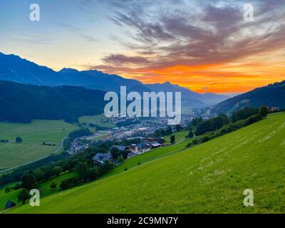 Dachstein montagna e Schladming città all'alba. Vista da Rohrmoos-Untertal, Austria. Rohrmoos-Untertal è un distretto rurale noto come una stazione invernale Foto Stock