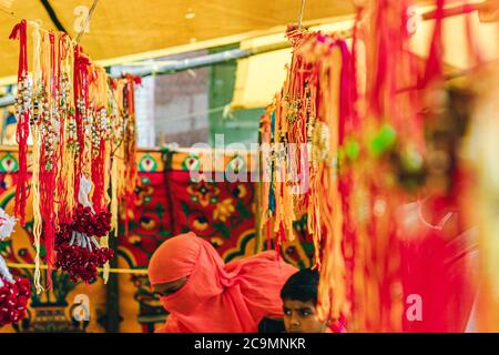 1 agosto 2020, madhyapradesh sarni città mercato. Il festival celebrato in India è noto come Rakshabandhan, questa volta le maschere sono stati utilizzati anche dal s. Foto Stock