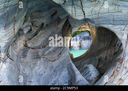 Santuario delle grotte di marmo, strane formazioni rocciose causate dall'erosione delle acque, Lago Generale Carrera, Puerto Rio Tranquilo, Regione di Aysen, Patagonia, Cile Foto Stock