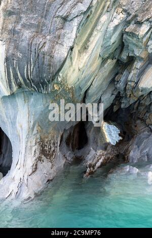 Santuario delle grotte di marmo, strane formazioni rocciose causate dall'erosione delle acque, Lago Generale Carrera, Puerto Rio Tranquilo, Regione di Aysen, Patagonia, Cile Foto Stock