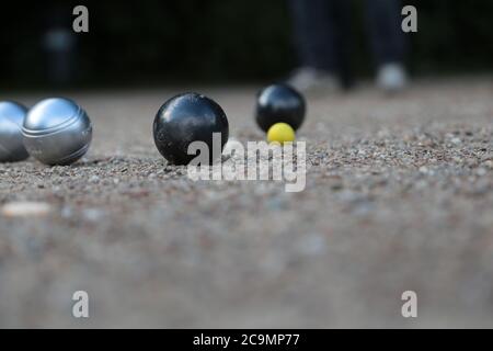 Bocce di palla di bocce e piccolo jack giallo su campo di bocce, Foto Stock