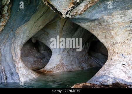 Santuario delle grotte di marmo, strane formazioni rocciose causate dall'erosione delle acque, Lago Generale Carrera, Puerto Rio Tranquilo, Regione di Aysen, Patagonia, Cile Foto Stock