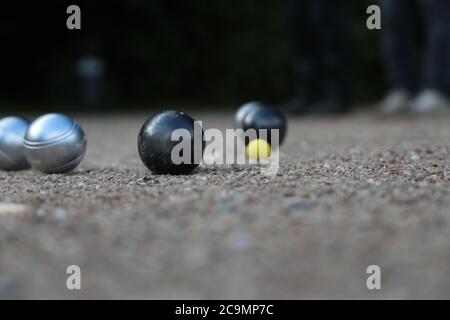 Bocce di palla di bocce e piccolo jack giallo su campo di bocce, Foto Stock