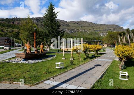 Puerto Río Tranquilo, Piazza principale, scultura in legno raffigurante i pescatori, Carretera Austral, Regione di Aysen, Patagonia Foto Stock