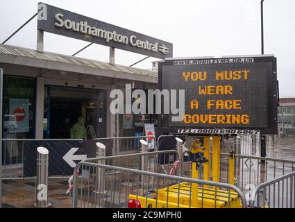 Segnale digitale di informazione alla stazione ferroviaria di Southampton che mostra i messaggi di sicurezza Covid-19 ai pendolari quando entrano nella stazione. Foto Stock