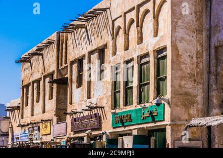 DOHA, QATAR - FEB 27, 2020: Architettura tradizionale di Souq Waqif, popolare destinazione turistica a Doha, Qatar Foto Stock