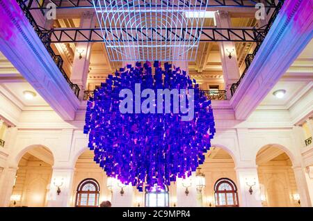 Buenos Aires, Argentina - 6 settembre 2018: Enorme palla di vetro blu sul museo d'arte argentino a Buenos Aires. Foto Stock