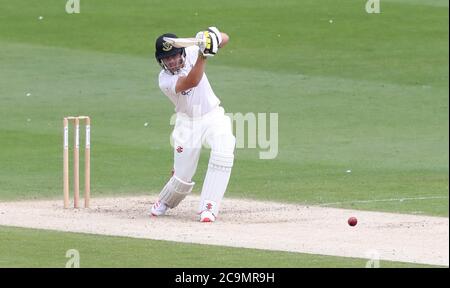 Hove, Regno Unito. 01 agosto 2020. Sussex's Phil Salt guida la palla durante il primo giorno del Bob Willis Trophy tra Sussex e Hampshire al 1 ° terreno della contea centrale. Credit: James Boardman/Alamy Live News Foto Stock