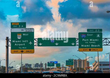 Segui le indicazioni stradali sulla 95 interstate Freeway in direzione nord a Miami, USA Foto Stock